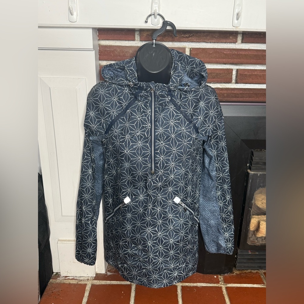 Lululemon Athletica Size 2 Blue & White Starburst Wind Jacket